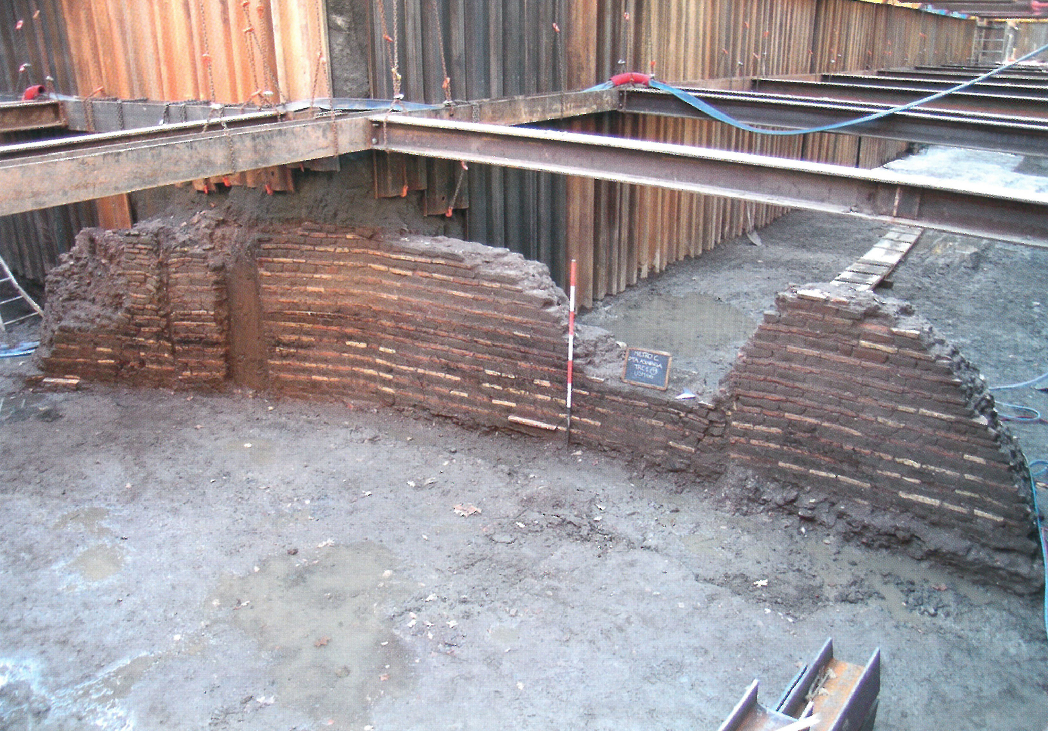 Dagli scavi della metropolitana le tavole di legno dell’Antica Roma. “Legno di quercia di 2.000 anni fa”